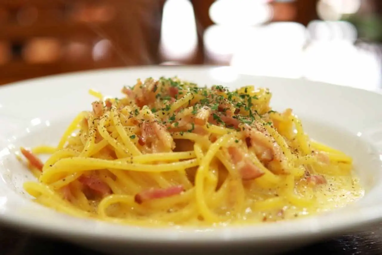La carbonara che tutti stanno cucinando: scopri il trucco che sta spopolando in cucina
