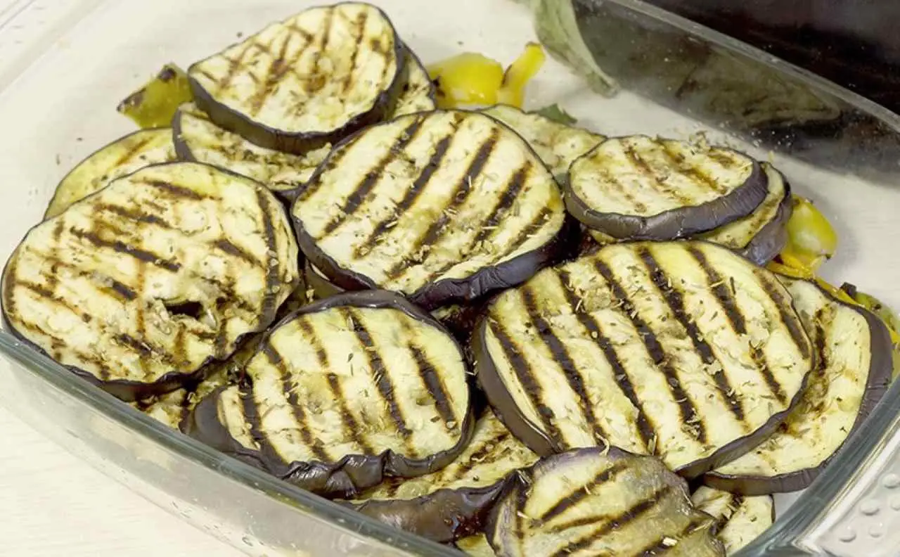 Non condire le melanzane grigliate solo con olio e sale: ecco 5 idee per renderle eccezionali