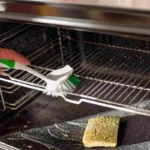 Il trucco rapido per pulire il forno incrostato in pochi secondi senza fatica