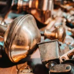 L’ottone è ossidato e nero? Non usare prodotti chimici: ecco il trucco naturale per farlo tornare splendente