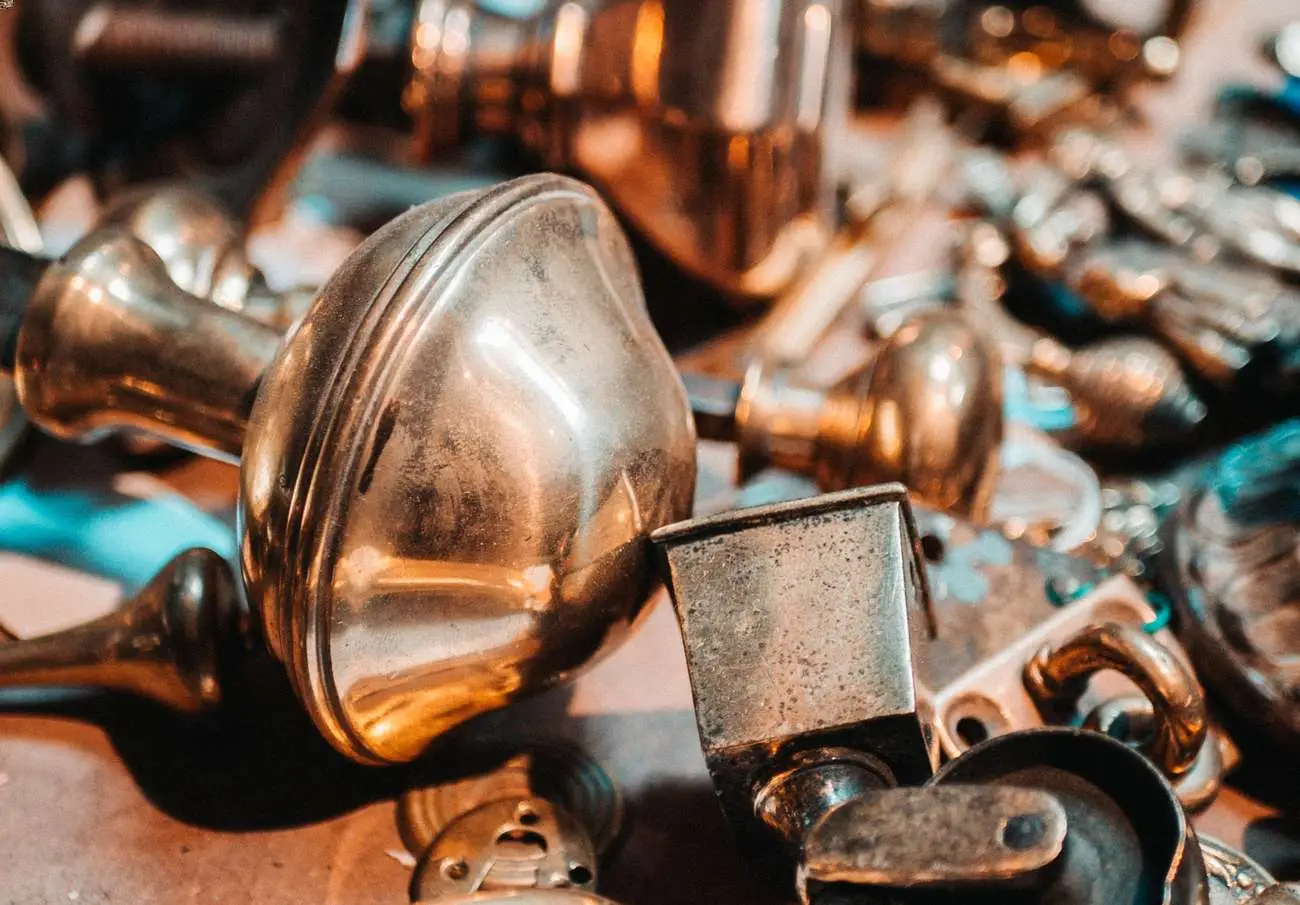 L’ottone è ossidato e nero? Non usare prodotti chimici: ecco il trucco naturale per farlo tornare splendente