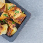 Questo trucco da chef rende le patate al forno croccanti fuori e morbidissime dentro