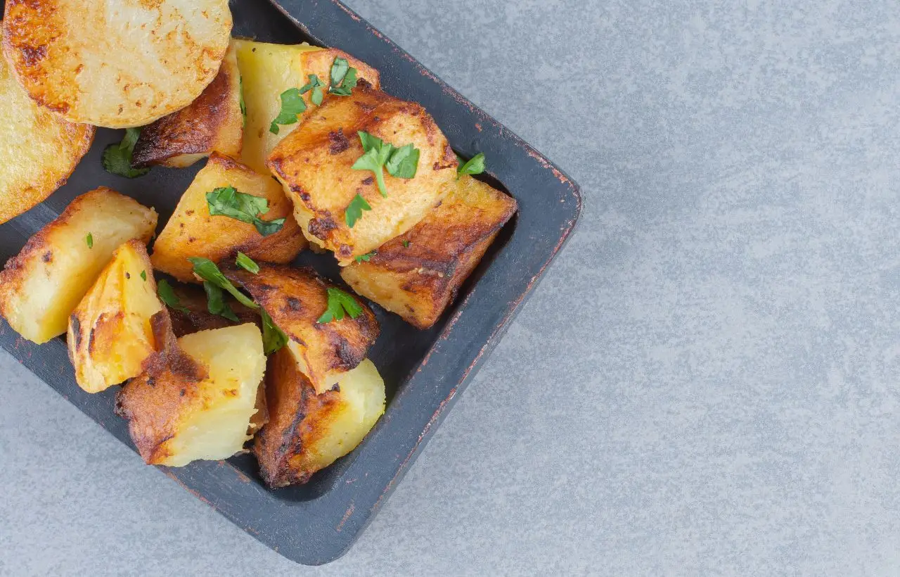 Questo trucco da chef rende le patate al forno croccanti fuori e morbidissime dentro