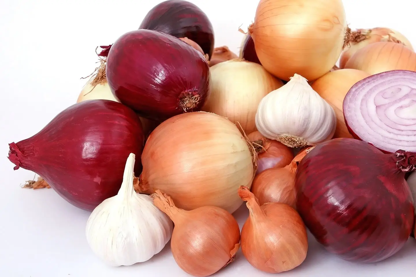 Cipolle e aglio insieme? Ecco cosa succede se li conservi vicini