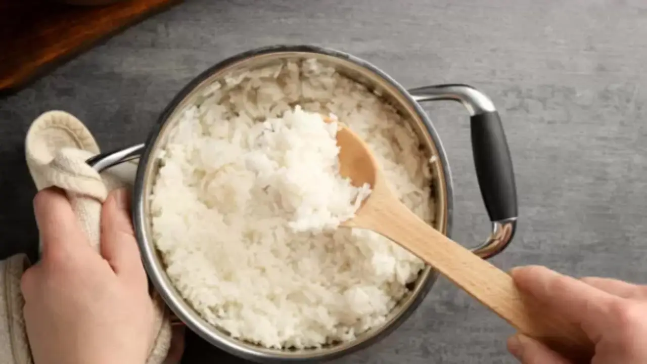 Non cuocere il riso con questo coperchio: errore comune