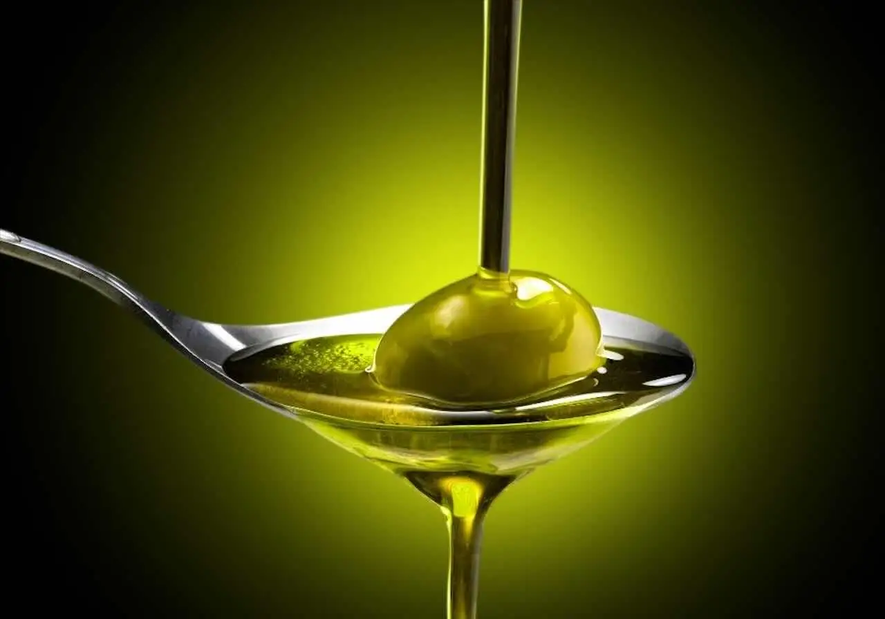 Attenzione all’olio d’oliva: il colore che indica una qualità scarsa