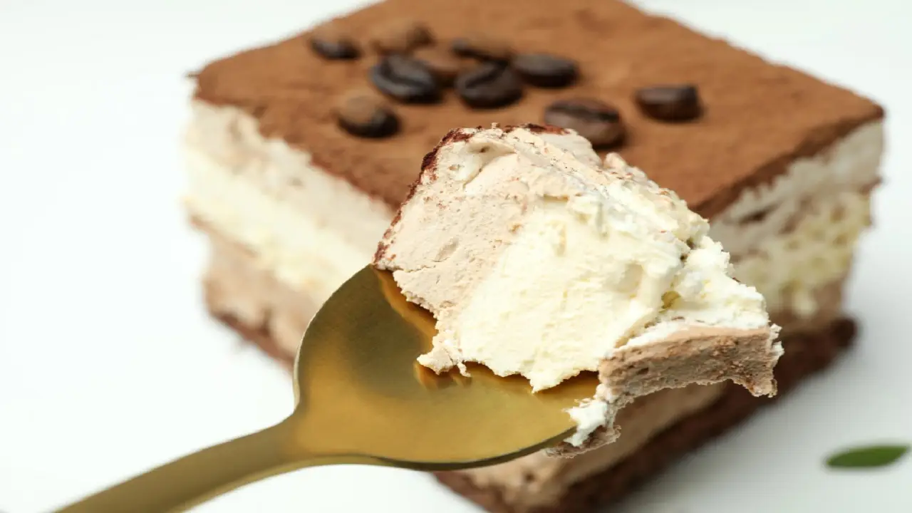 Tiramisù senza uova con crema sofficissima: la ricetta più cercata del momento