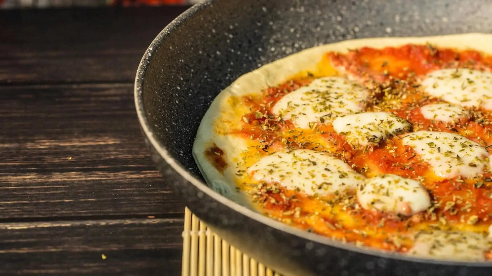 Come fare la pizza in padella: il metodo veloce che conquista tutti