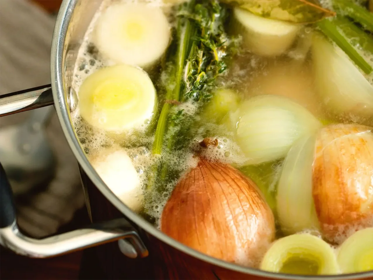 Non preparare mai il brodo con questo ingrediente: lo rovina del tutto