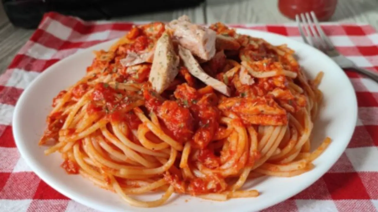 Come preparare gli spaghetti con tonno e cipolla: la ricetta definitiva