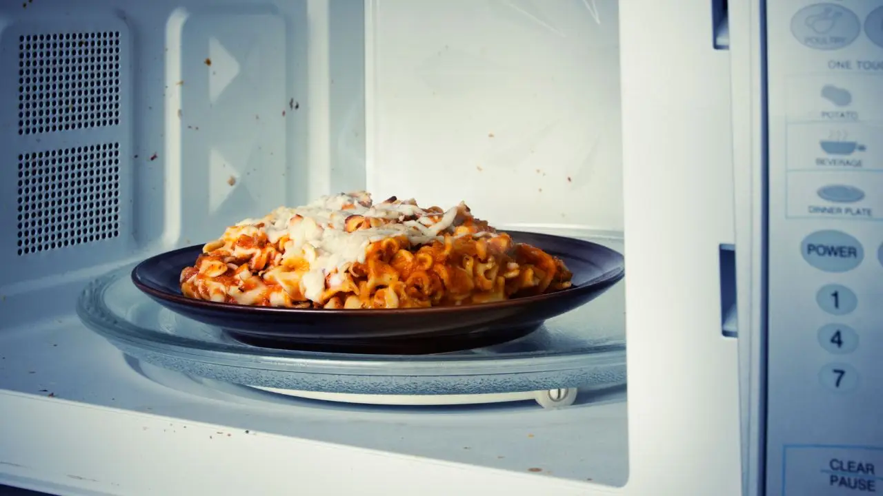 Non scaldare mai questi alimenti al microonde: ecco il motivo reale