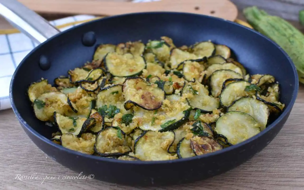 Le zucchine in padella che diventano croccanti come fritte ma senza olio