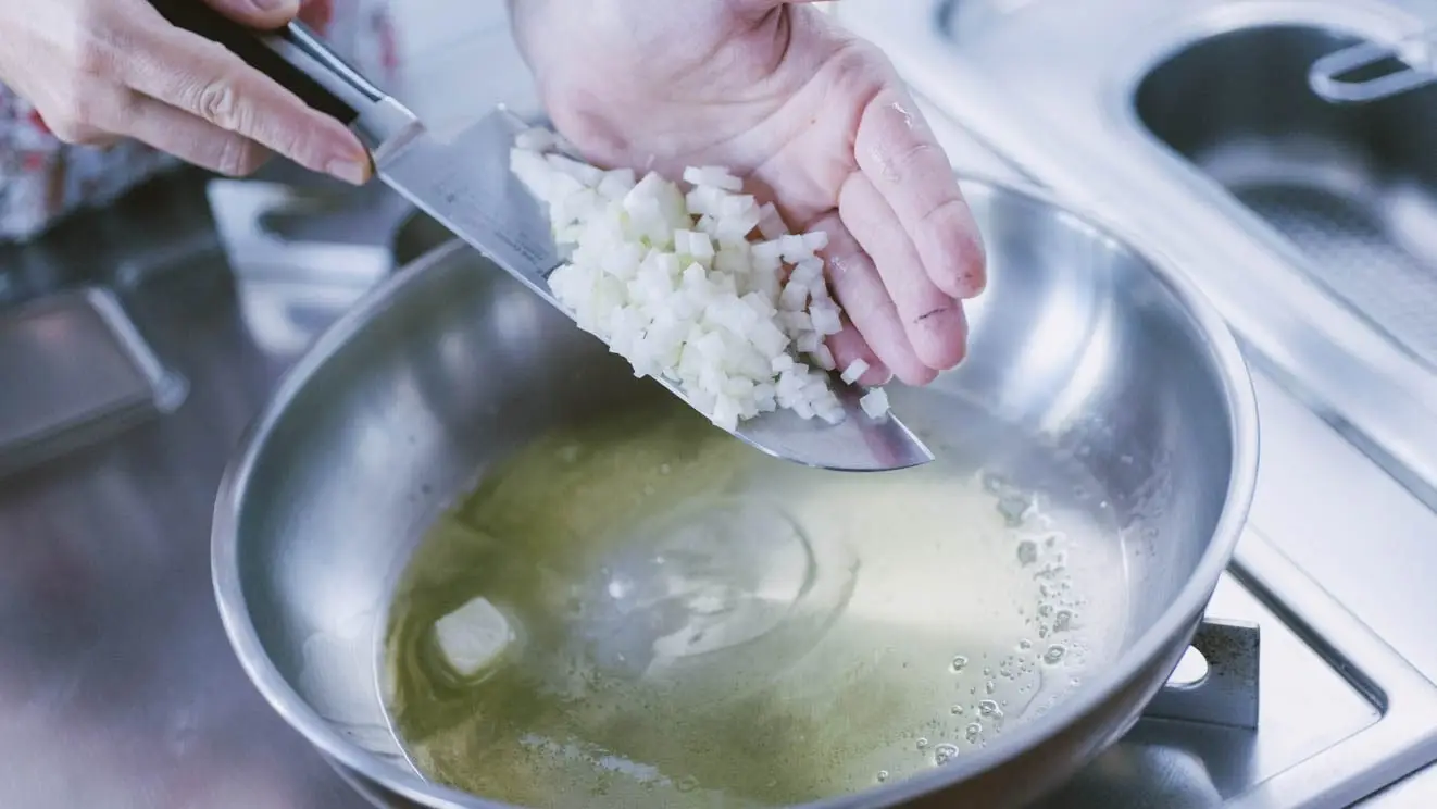 Come fare il soffritto: i 5 errori che lo rovinano, il secondo è il più comune ma nessuno lo sa