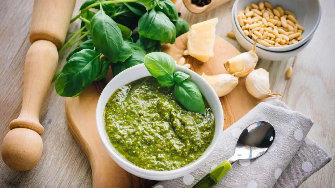 Come fare il pesto alla genovese senza mortaio: i trucchi per non ossidarlo