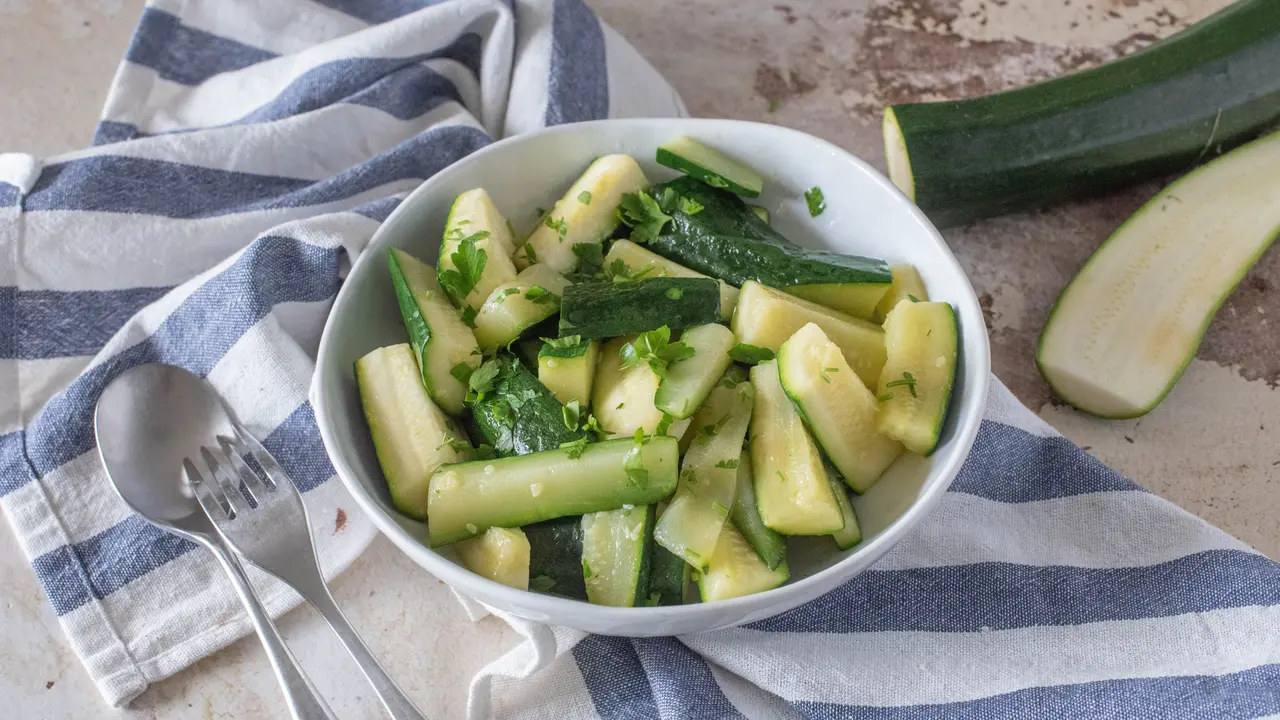 Come cucinare le zucchine alla scapece napoletane: ecco la ricetta