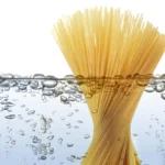 Smetti di scolare la pasta nel lavandino: conserva l’acqua di cottura, è preziosa