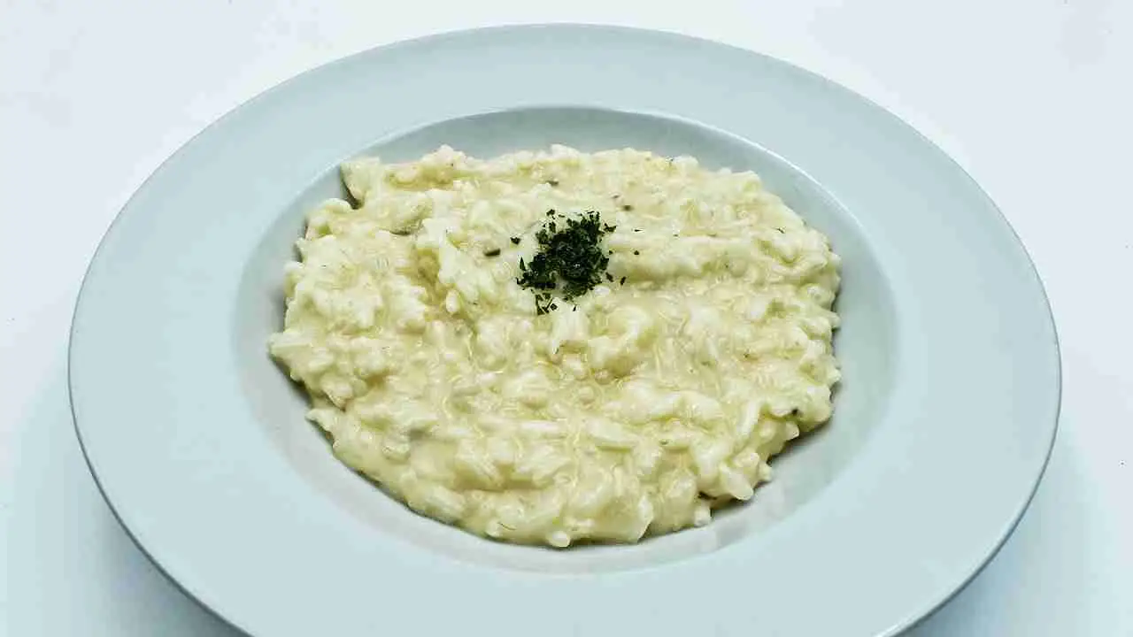 Il metodo infallibile per un risotto all’onda perfetto anche senza brodo