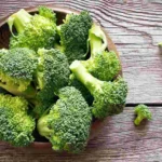 Smetti di buttare il gambo dei broccoli: è la parte più buona, ecco come cucinarlo